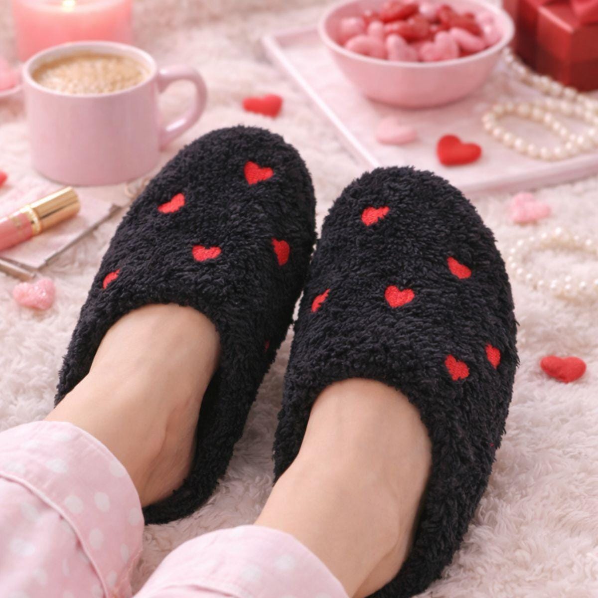 CTM® Women's Love Heart Print Slippers - Black