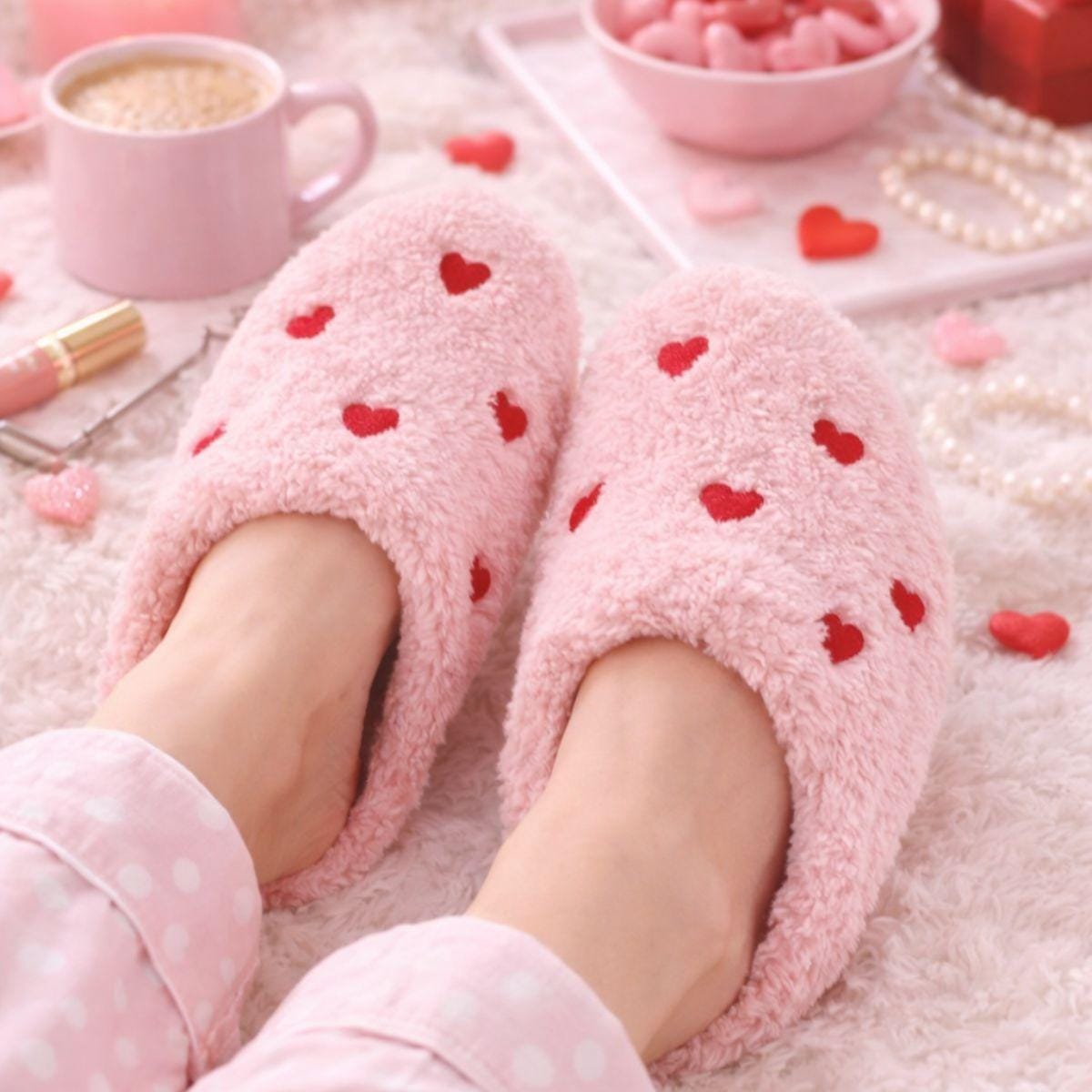 CTM® Women's Love Heart Print Slippers - Pink