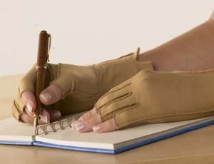 Isotoner Therapeutic Compression Fingerless Gloves (Pack of 2) - Camel Tan