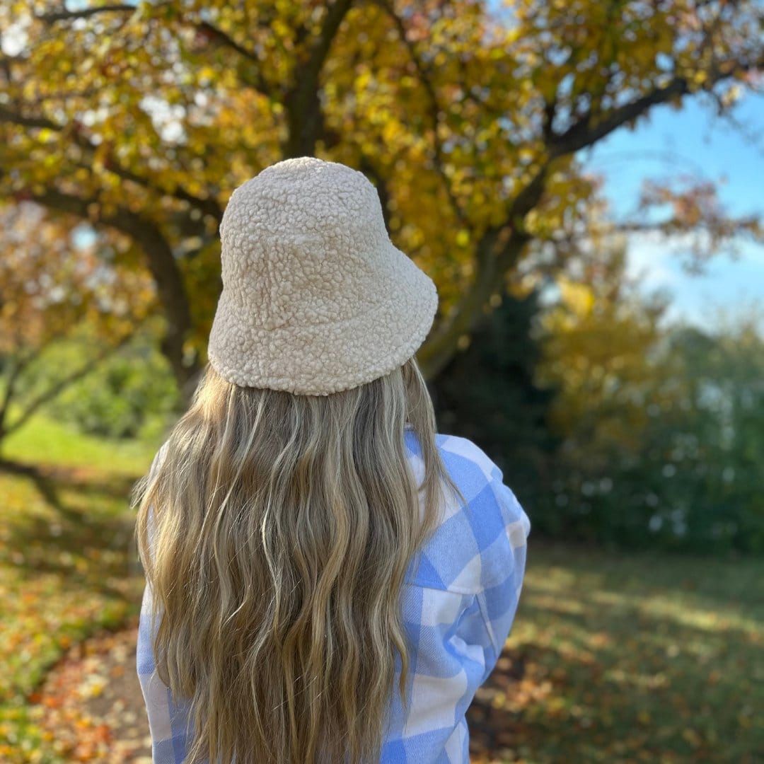 CTM® Women's Sherpa Reversible Bucket Hat - Cream